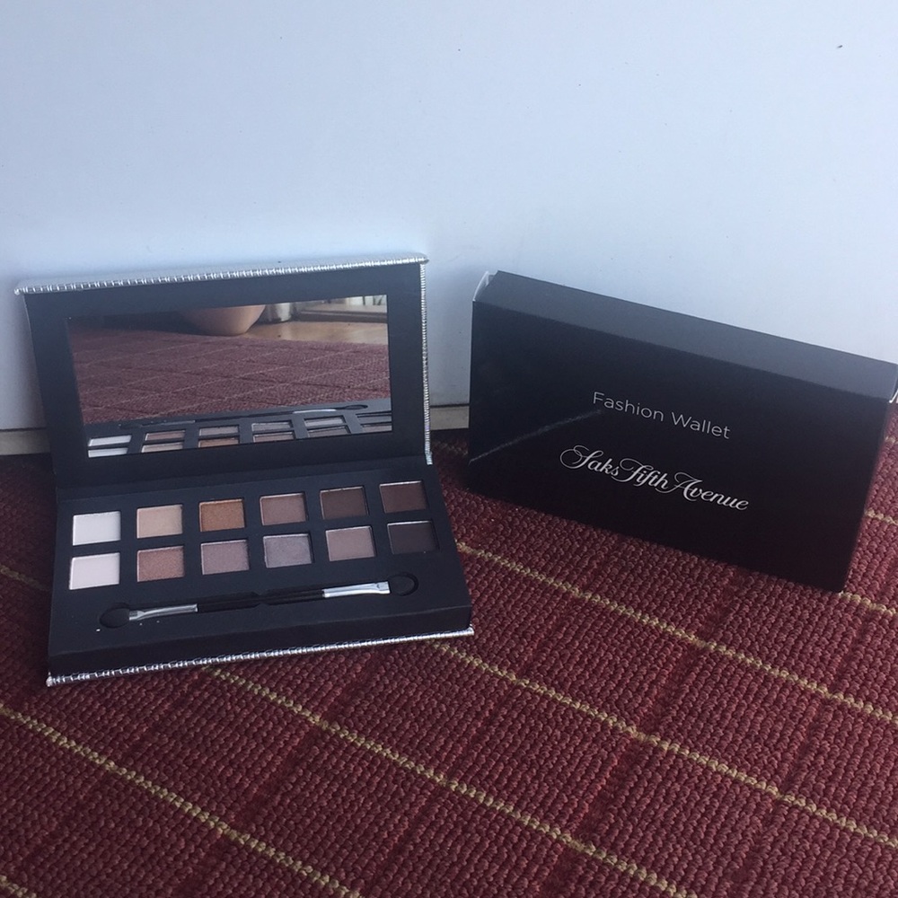 BRAND NEW and compact eyeshadow palette by Saks!